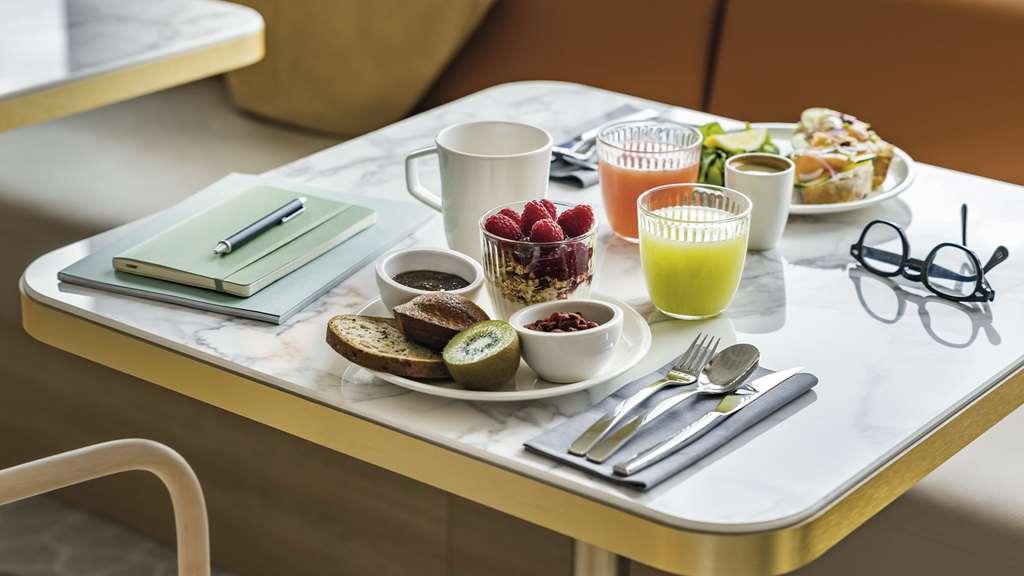 Okko Hotels Nice Aeroport المطعم الصورة